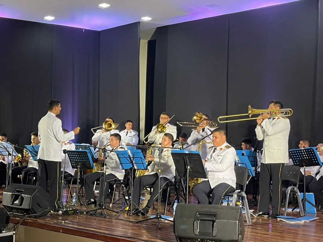 Brillante presentación de la Jazz Band y la Banda Popular de la Policía Nacional