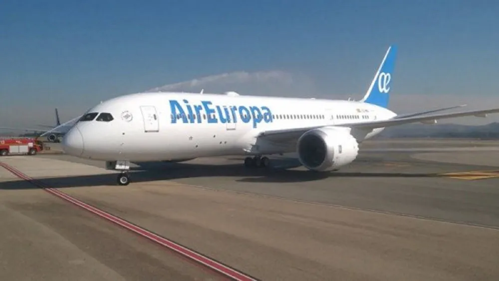 Avión en emergencia aterriza tras sufrir desperfecto en una turbina a causa de aves