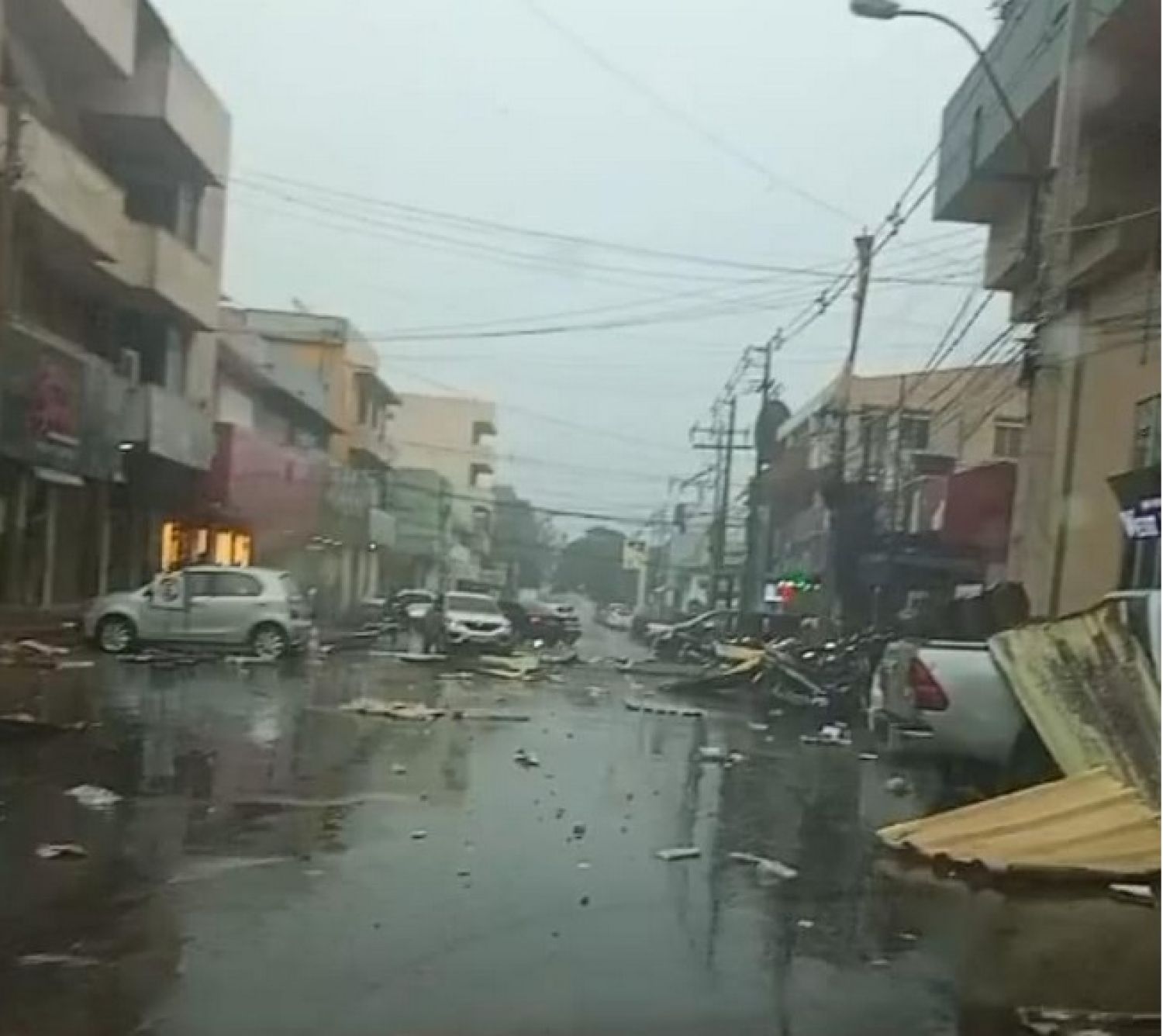 Ráfagas de vientos de hasta 100 km/h causan severos destrozos en el microcentro