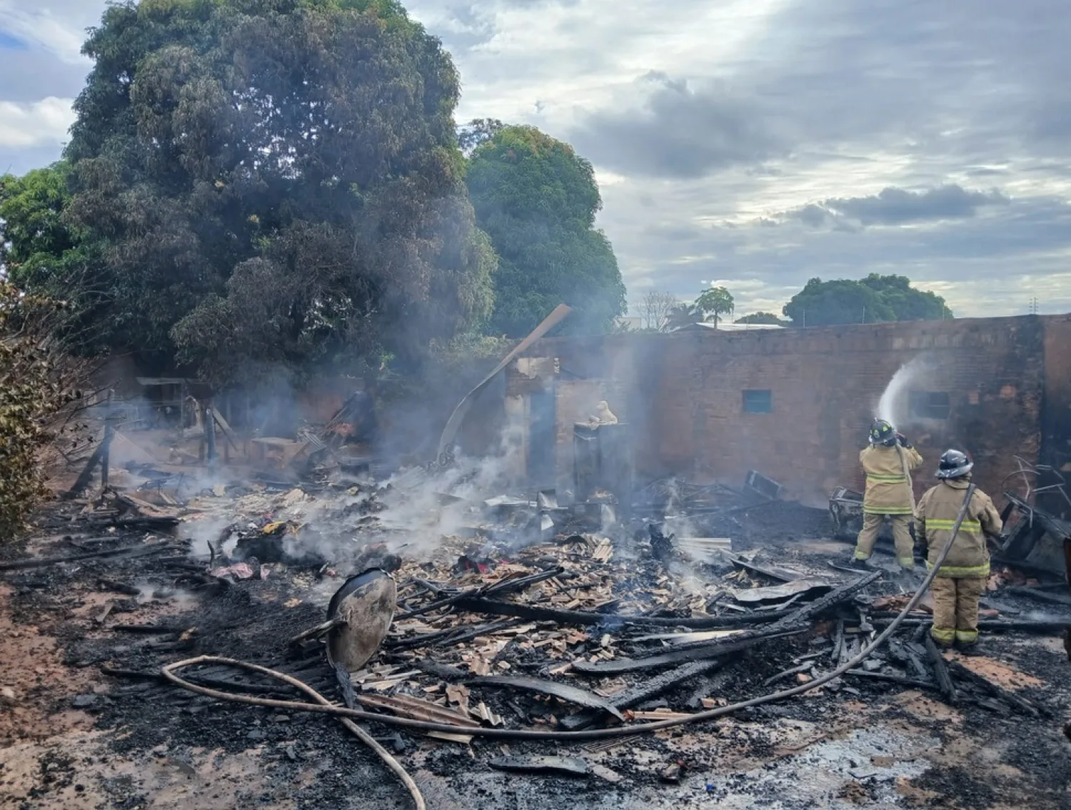 Voraz incendio reduce a cenizas una vivienda en el barrio María Victoria