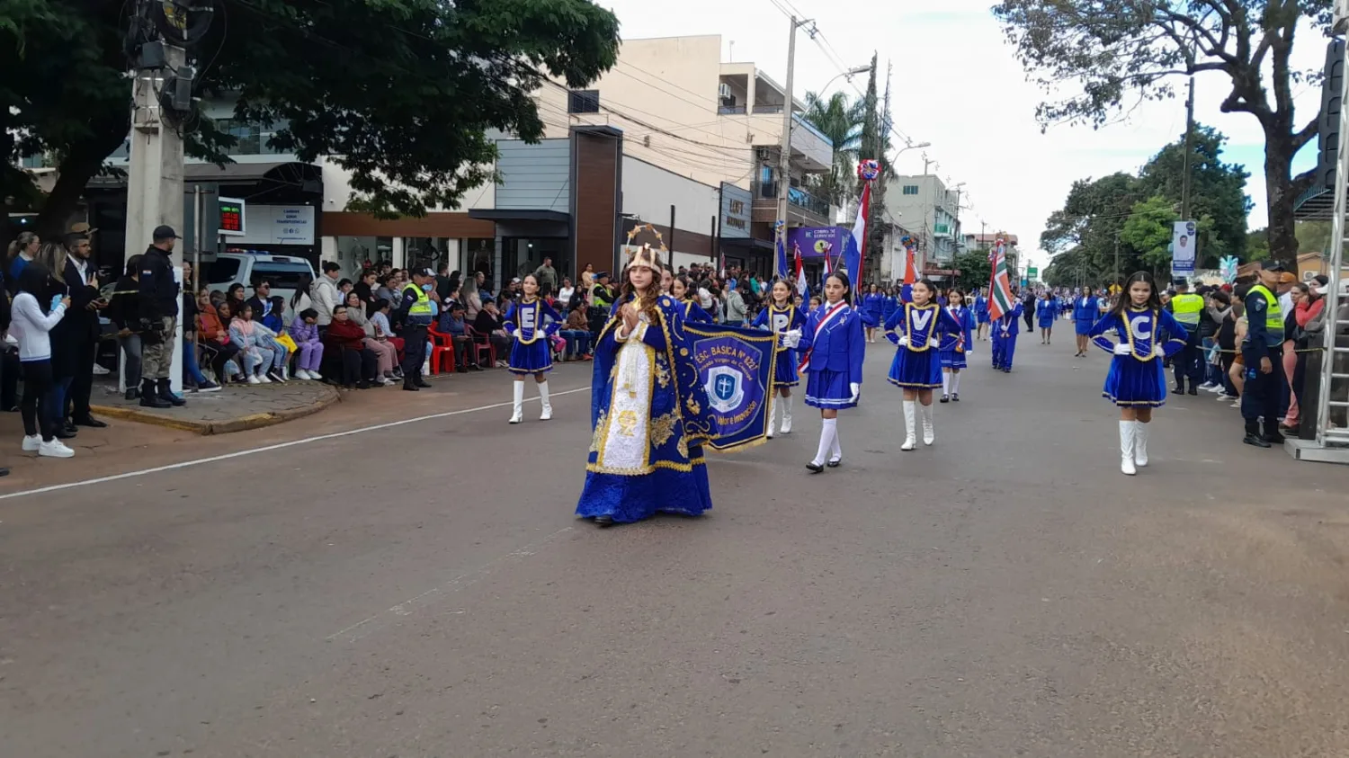 Elegancia y fervor patriótico: Las instituciones educativas brillaron en el desfile por los 215 años de Independencia