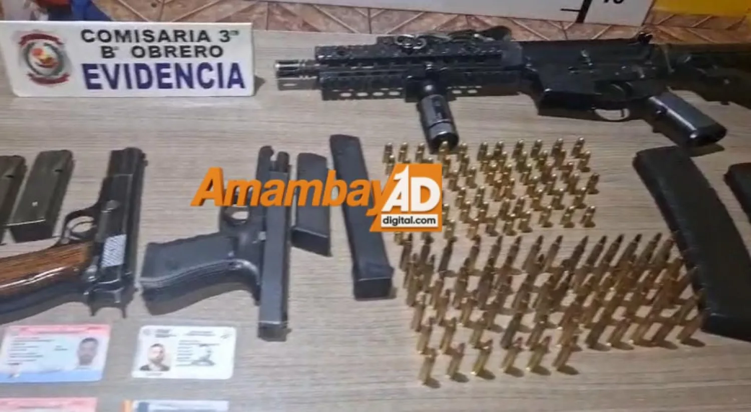 Detienen a dos personas tras hallazgo de subfusil, armas cortas y más de 100 cartuchos en una camioneta
