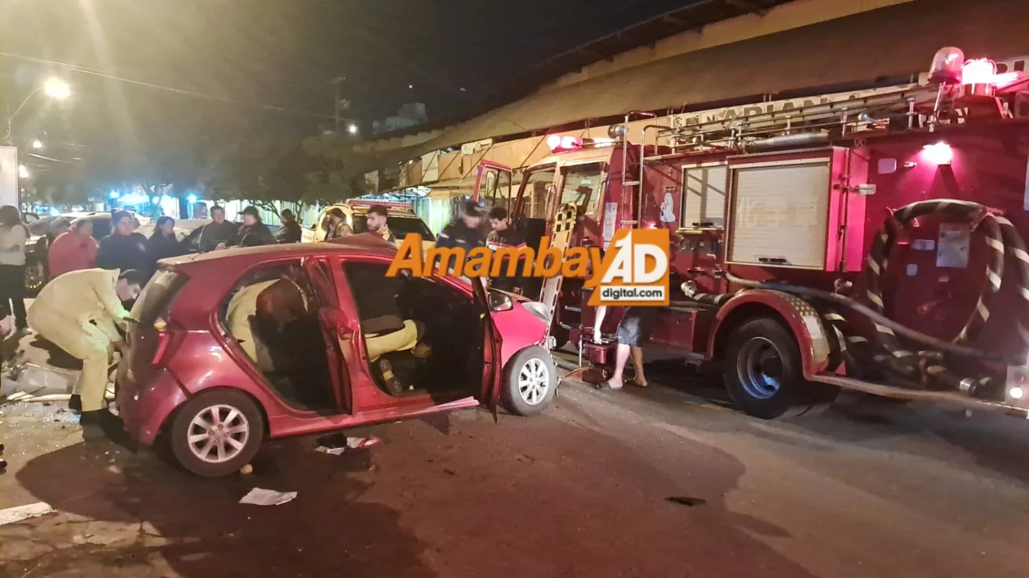 Joven conductora de 18 años pierde el control de su vehículo y choca contra una columna de la ANDE
