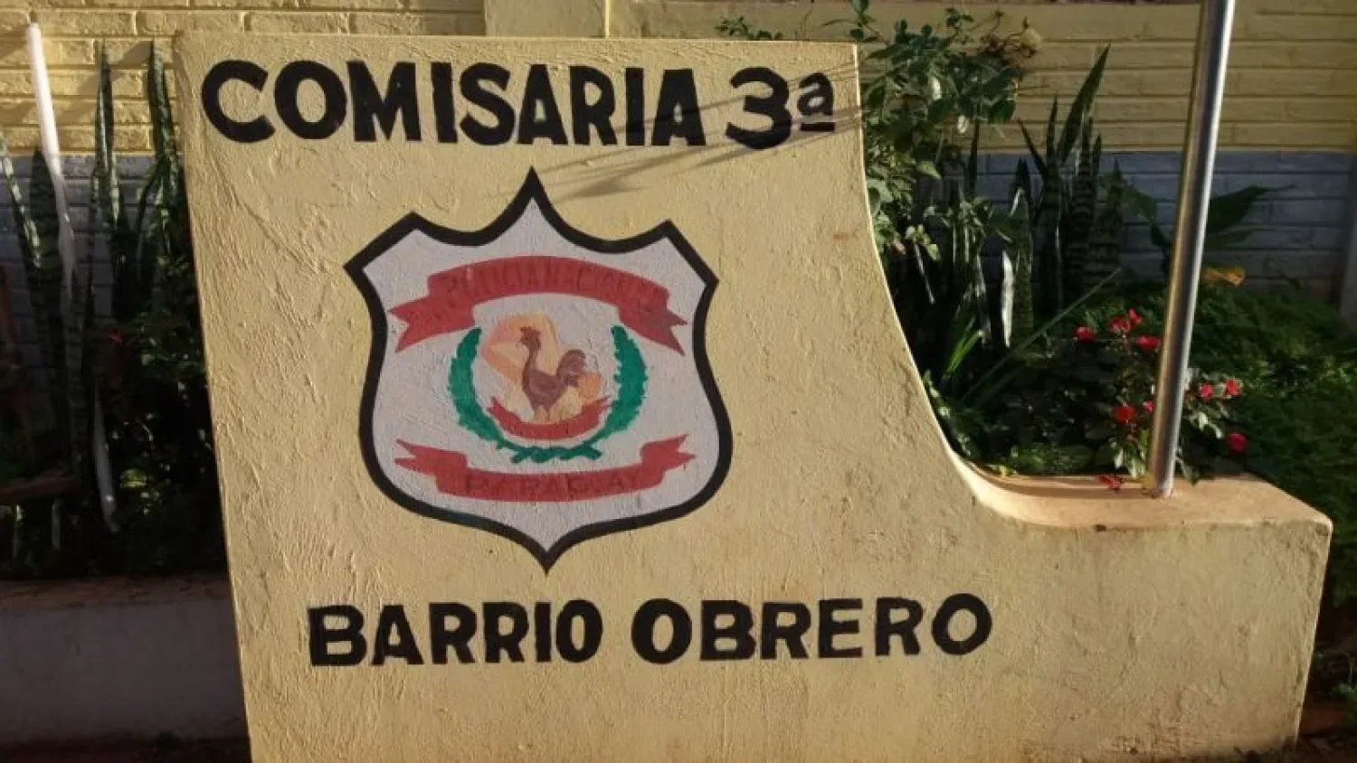 Hurtan arma de fuego a personal policial frente a una escuela en barrio Obrero