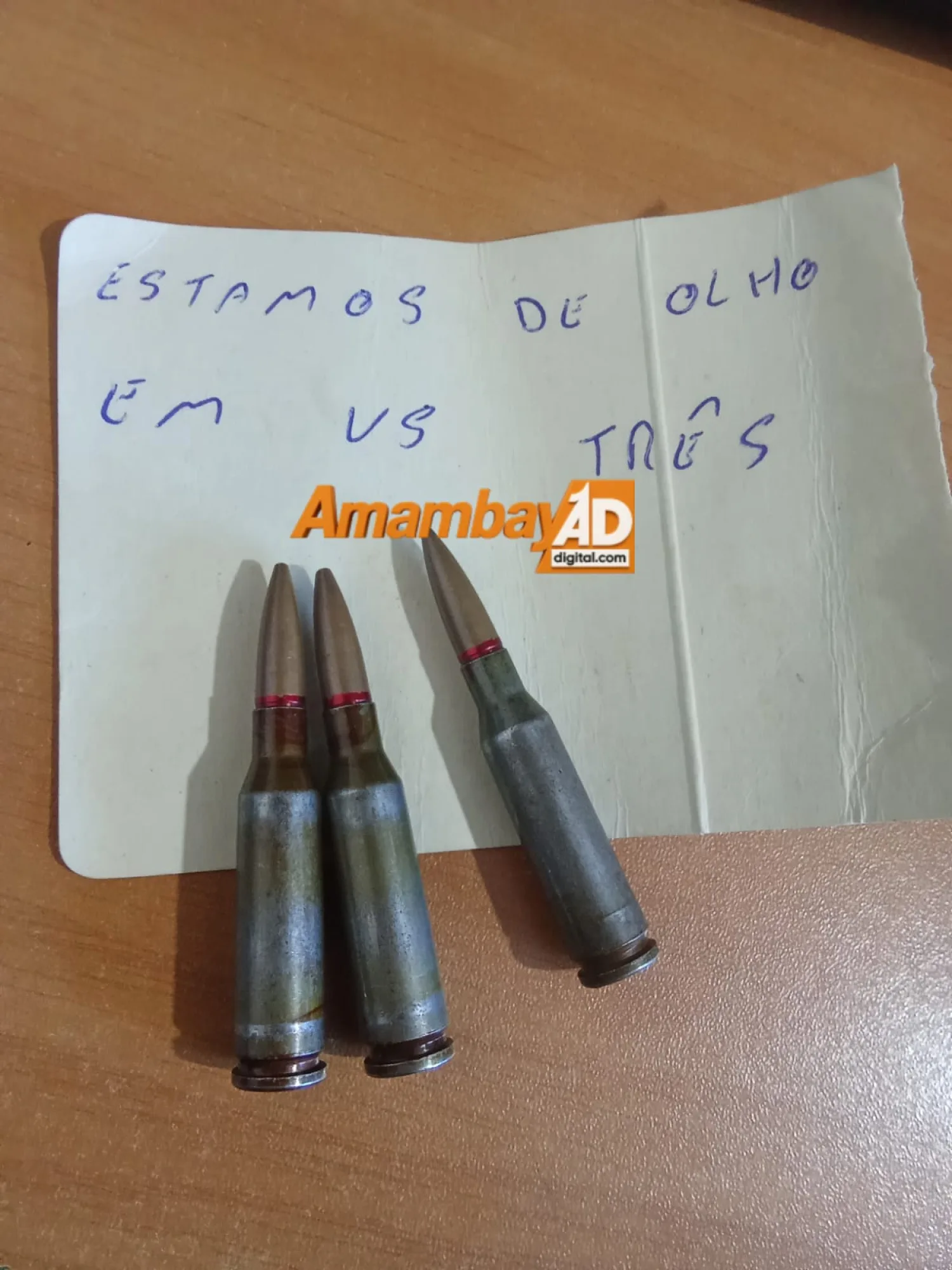 Dejan cartuchos de fusil y una advertencia escrita frente a una propiedad rural en Capitán Bado