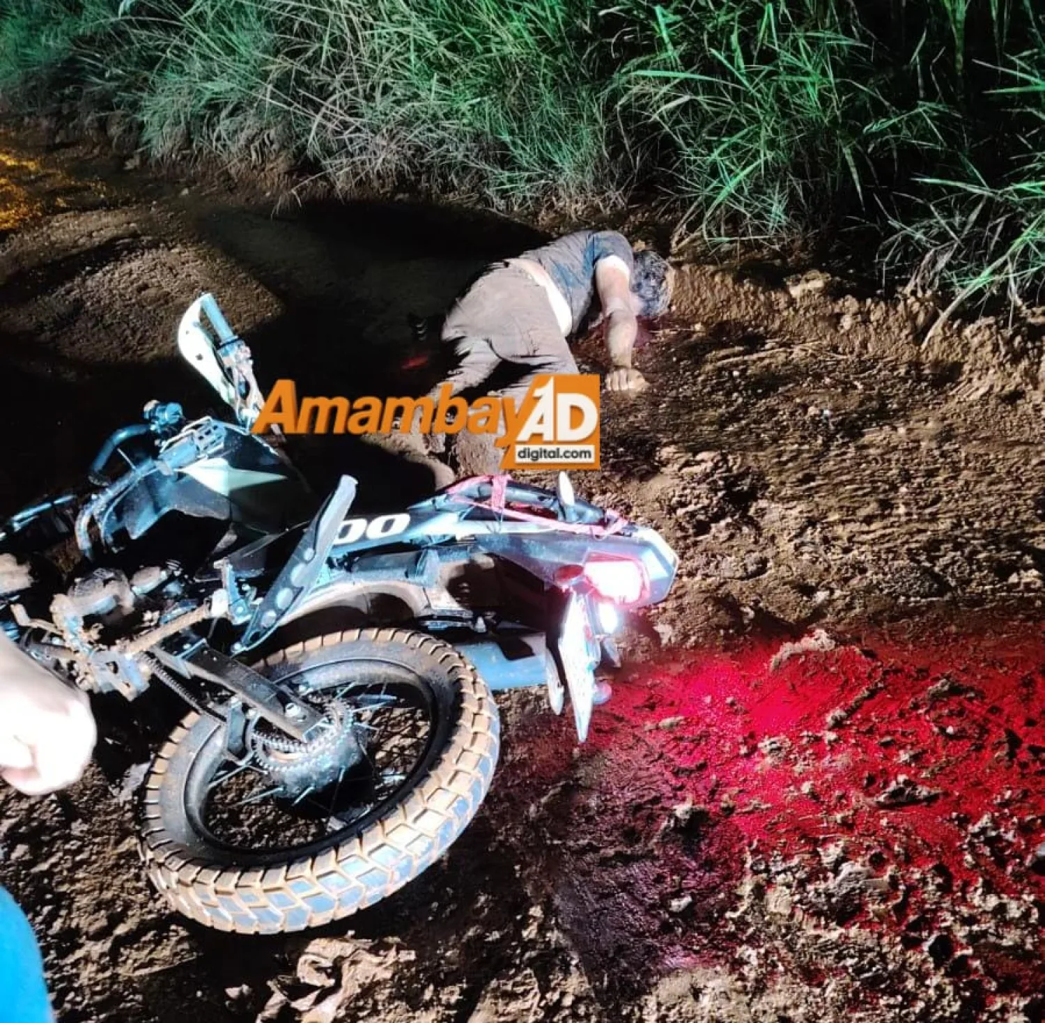 Joven sufrió grave traumatismo de cráneo al caer de su motocicleta.