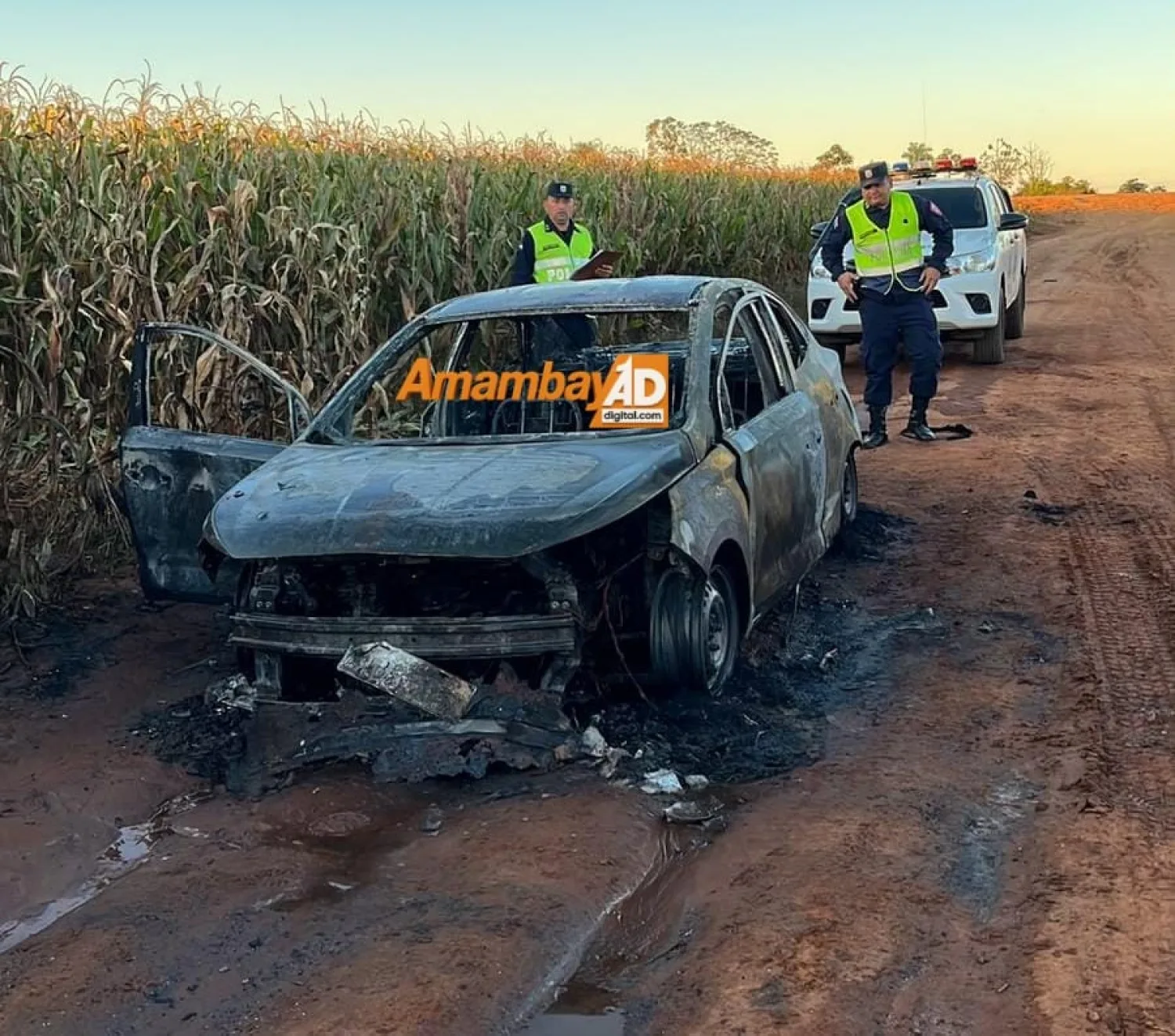 Hallan un automóvil totalmente calcinado en Zanja Pytã; investigan posible vínculo con un homicidio en Ponta Porã