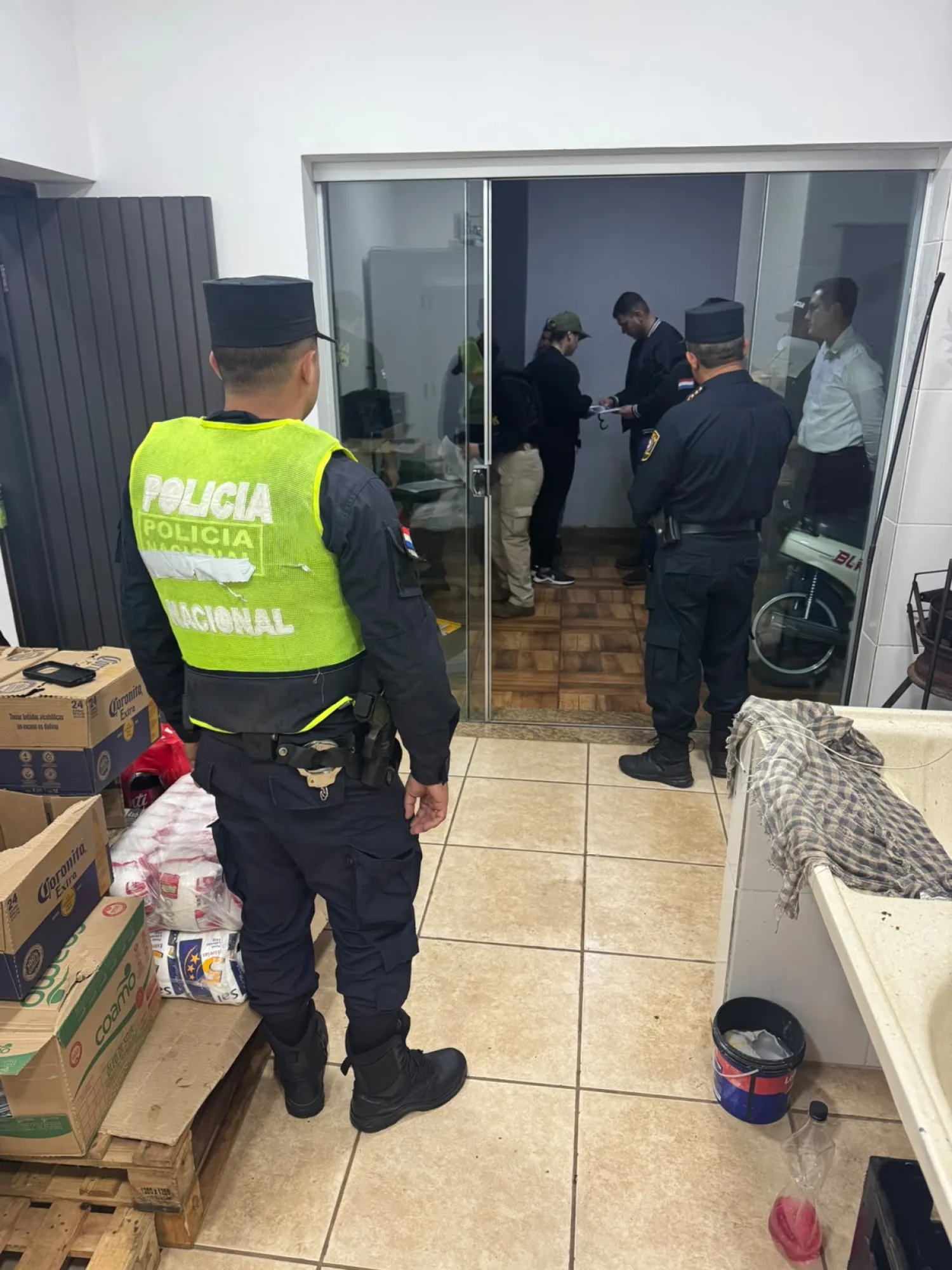 Tres aprehendidos y 21 kilos de pasta base de cocaína incautados en allanamiento de Antinarcóticos