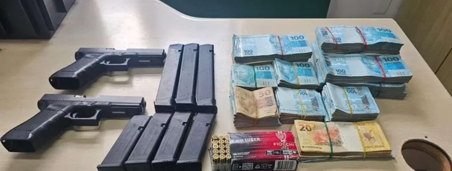 Un operativo de la Policía Federal en Ponta Porã resultó en la detención de cinco personas y la incautación de armas, drogas y dinero.