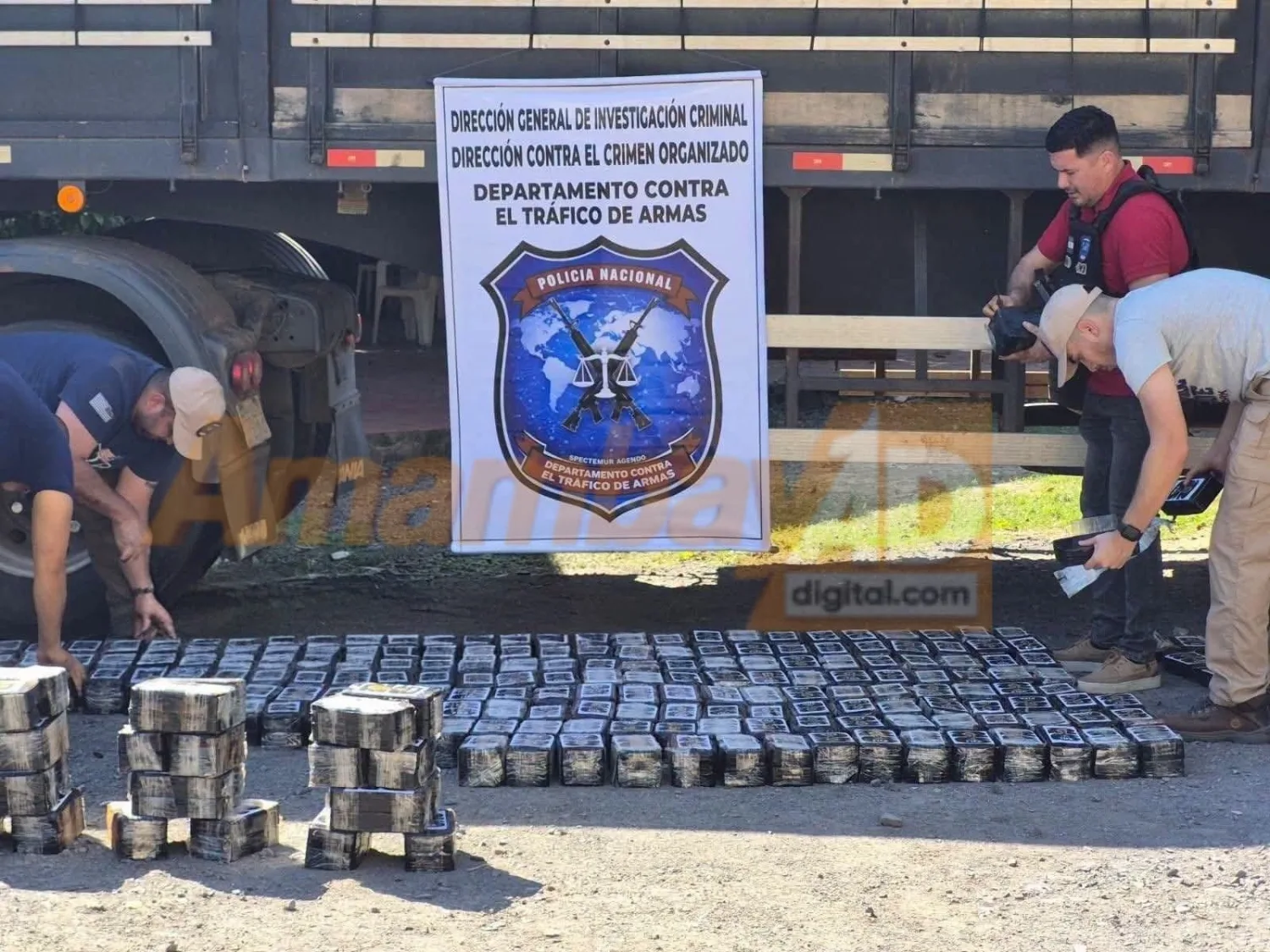 Incautan 452 kilos de presunta cocaína tipo crack ocultos en un tractocamión; dos hombres fueron aprehendidos