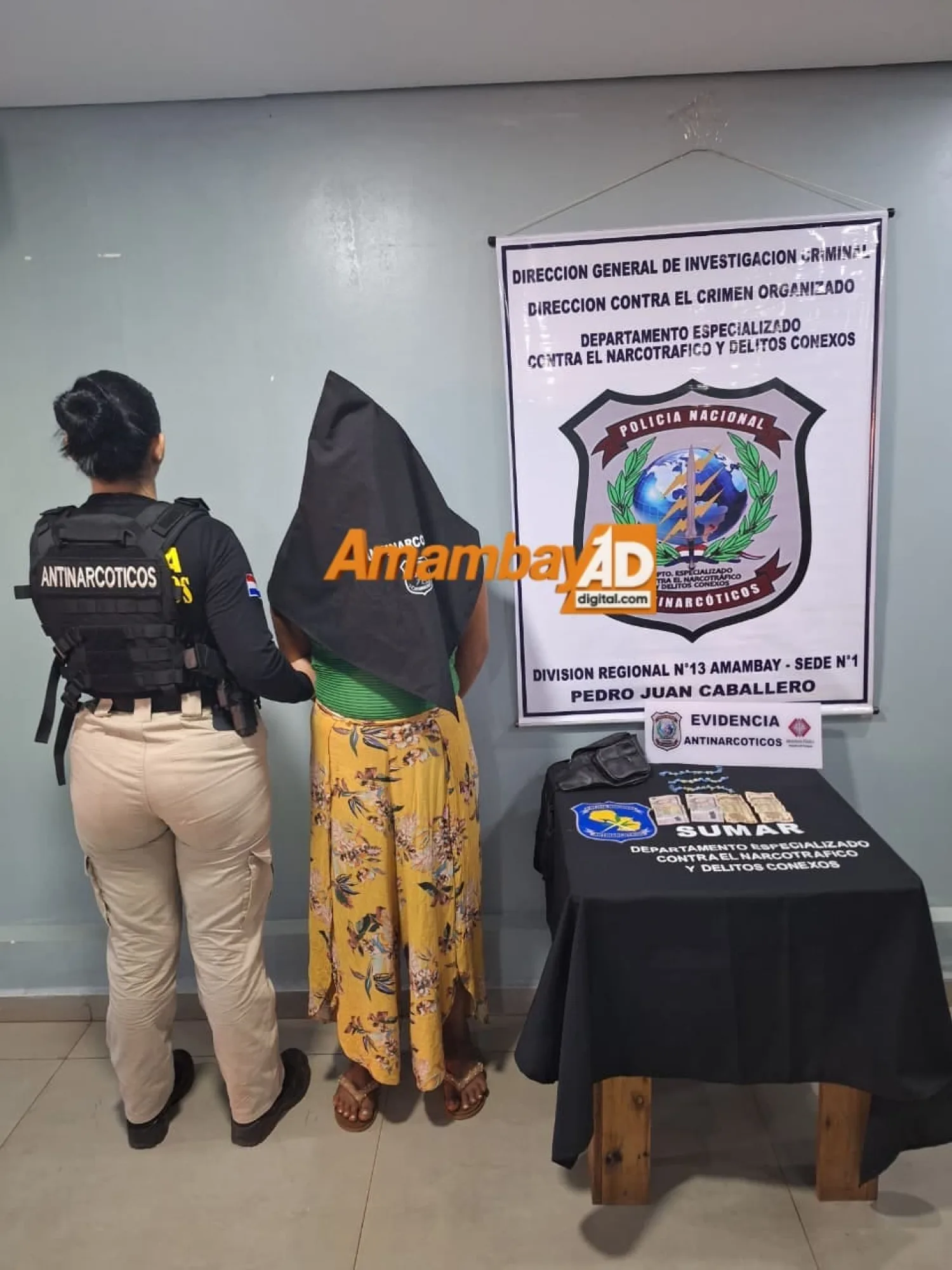 Allanan vivienda y detienen a una mujer por presunto microtráfico en el barrio General Genes