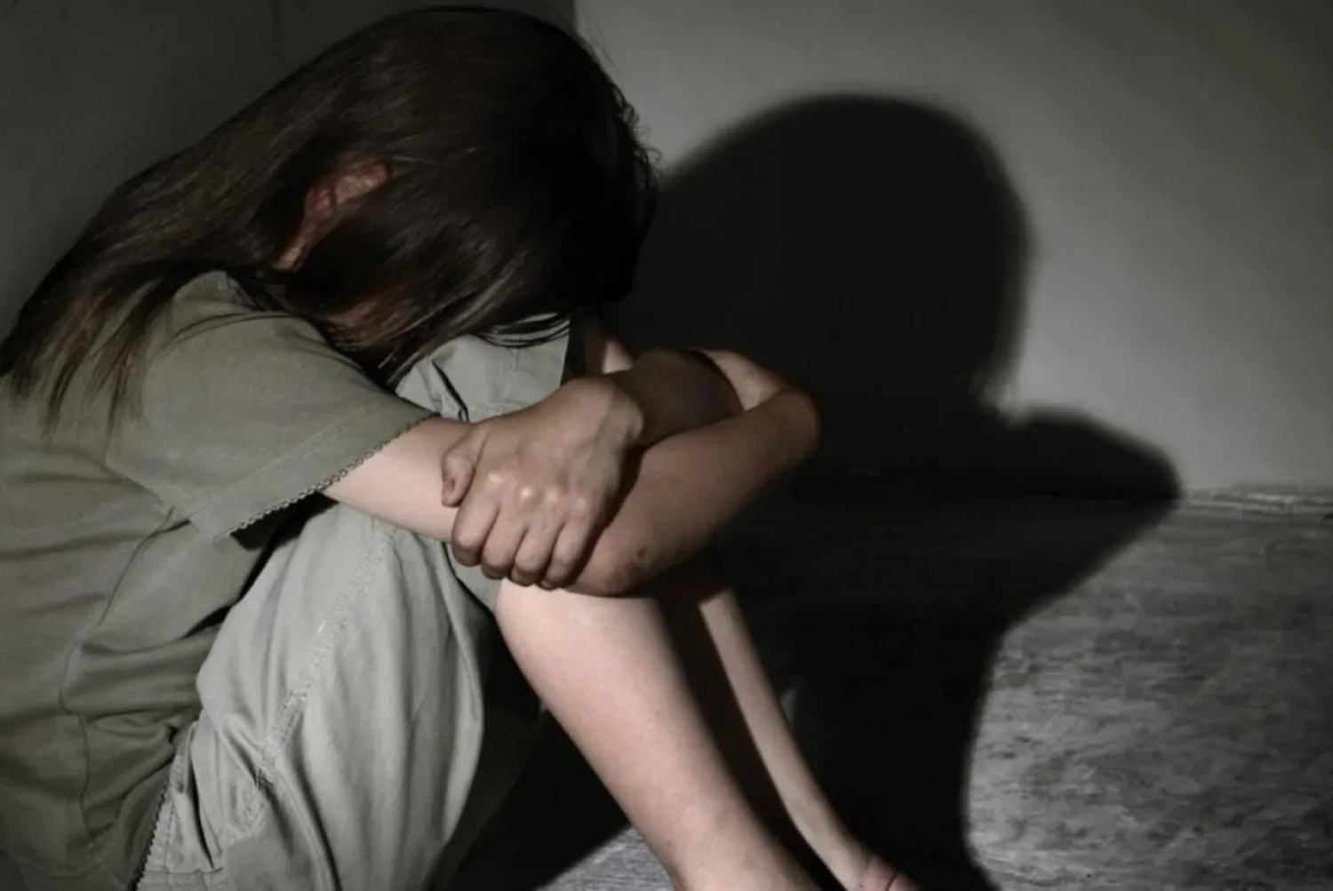 Adolescente confesó a su madre que fue abusada por su padre de forma sistemática y que su bebé de cuatro meses sería hijo del mismo