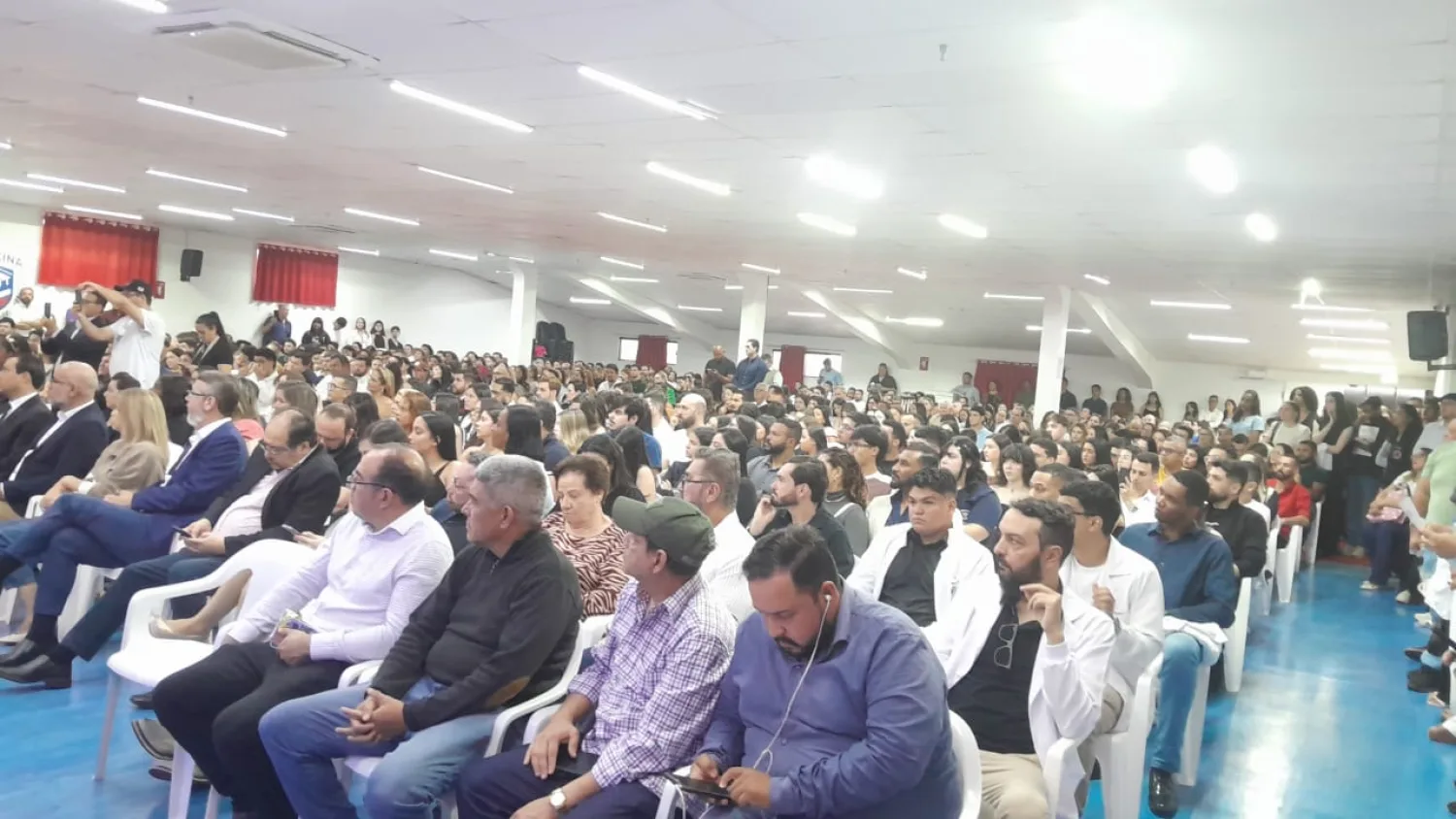 Universidad Interamericana recibe a nuevos estudiantes de Medicina con acto de bienvenida y juramento del chaleco