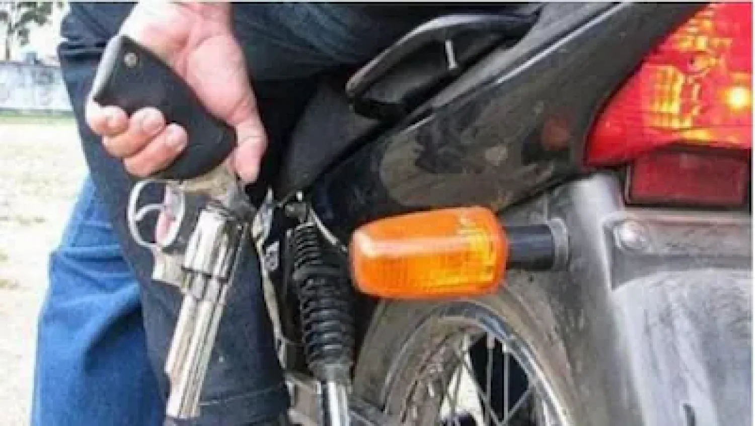 A punta de arma, roban motocicleta a joven en el barrio Obrero