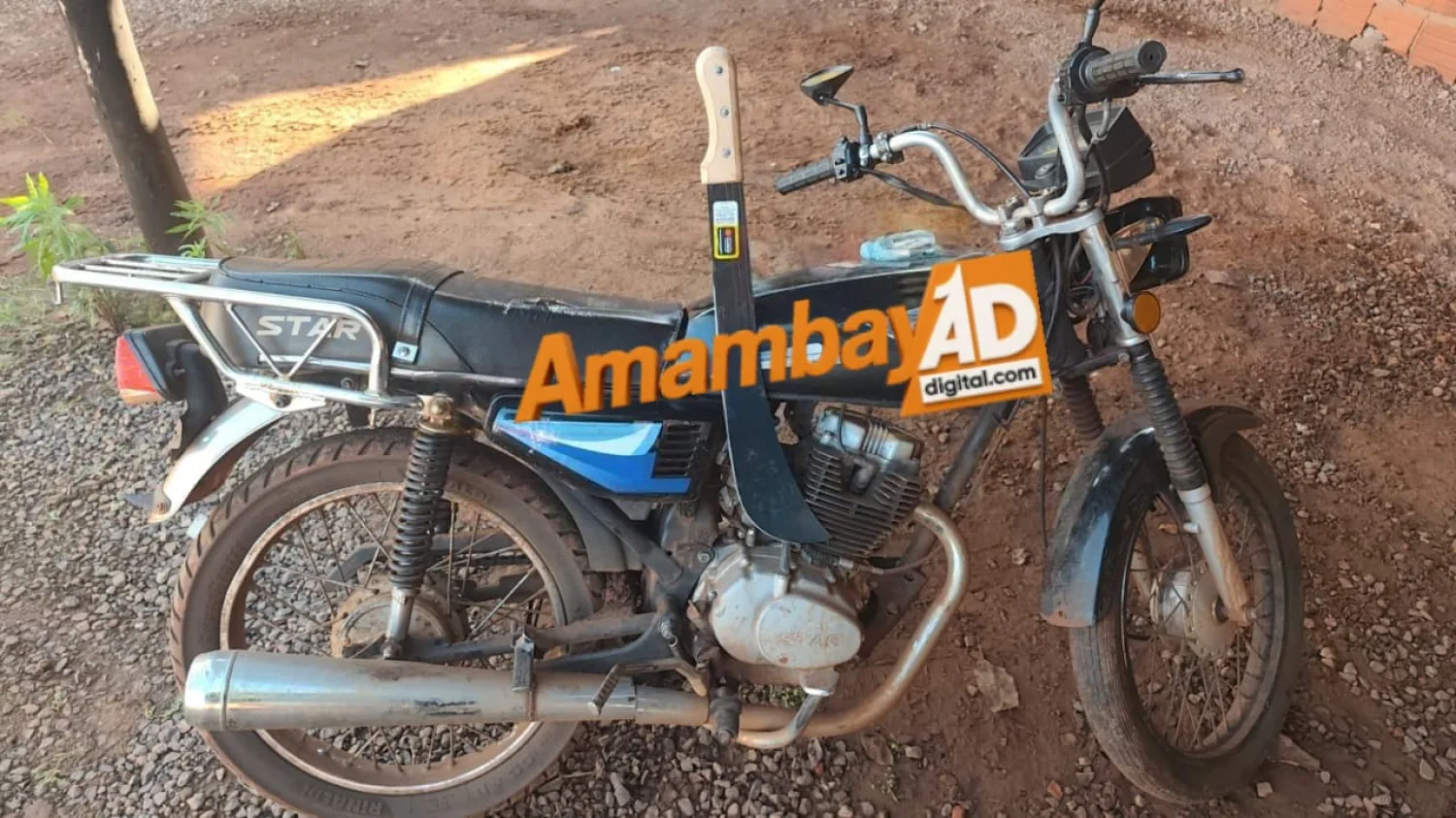 Delincuente asalta una despensa con machete y huye a pie tras abandonar su moto