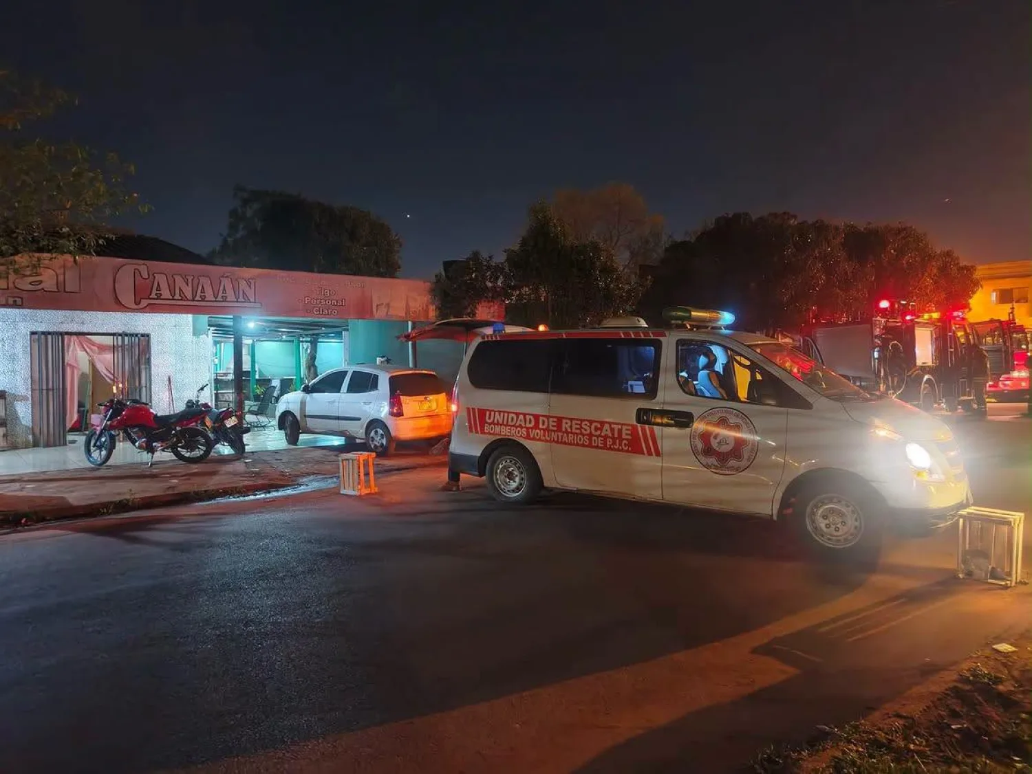 Local de venta de ropas usadas se incendia presuntamente a causa de un cortocircuito