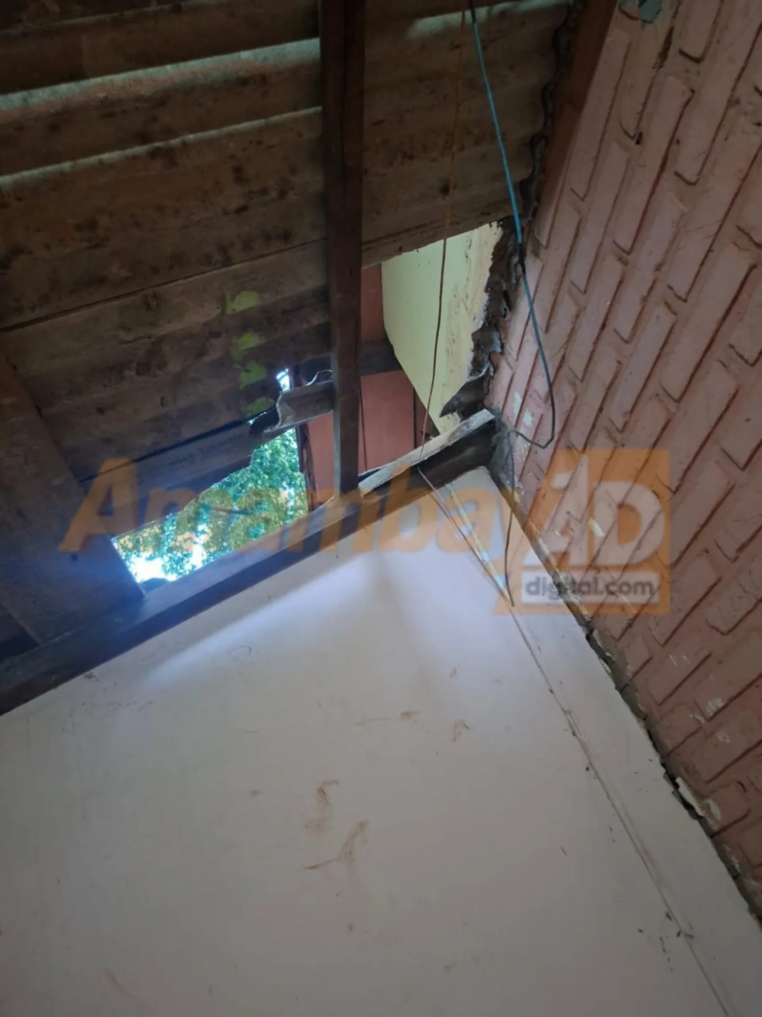 Rompen el techo y entran a hurtar en una cantina de un colegio de PJC
