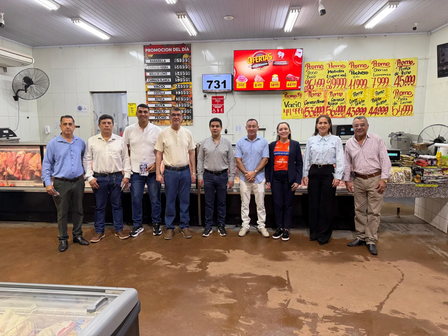 Ronald Acevedo lleva sus propuestas al Supermercado 99 junto a su equipo