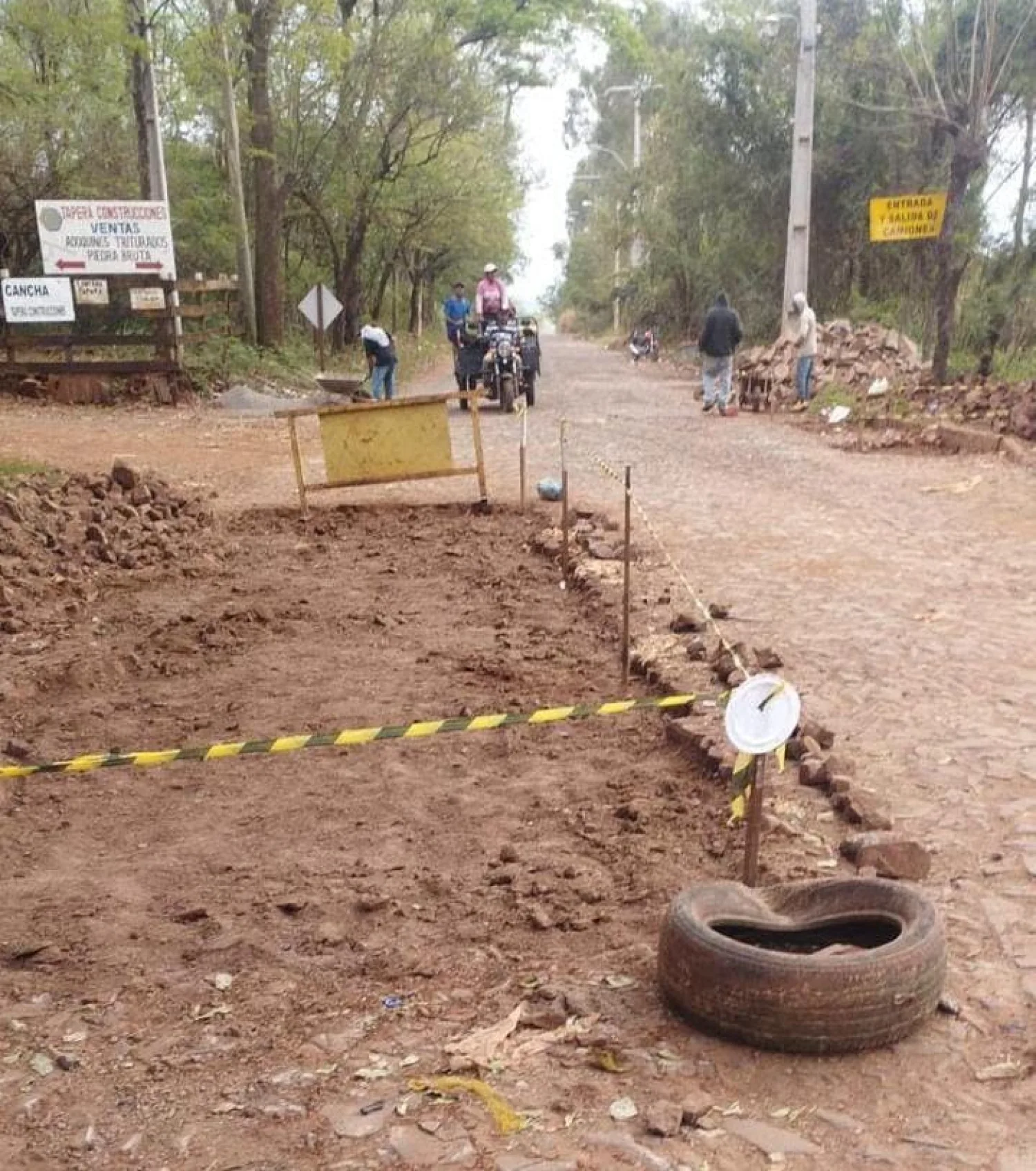 Municipalidad intensifica arreglo de caminos en varios puntos del barrio General Genes