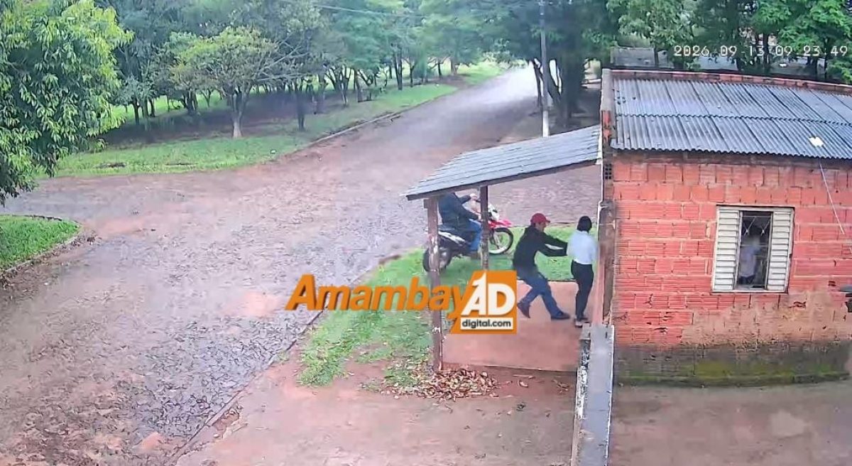 Asaltantes en motocicleta despojaron de dinero a una mujer frente a una carnicería