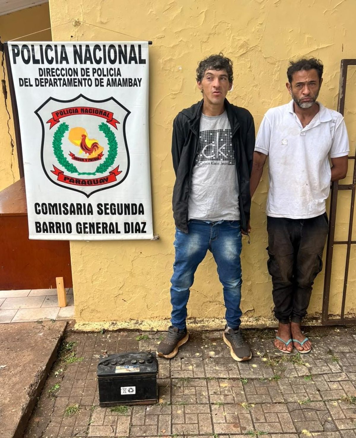 Recuperan batería hurtada y aprehenden a dos sospechosos tras seguimiento policial