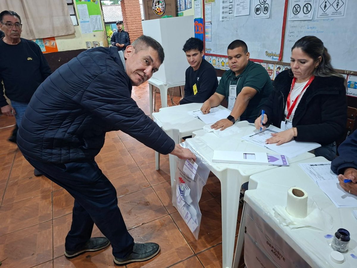 Ronald Acevedo votó en la Escuela Defensores del Chaco pese a la lluvia