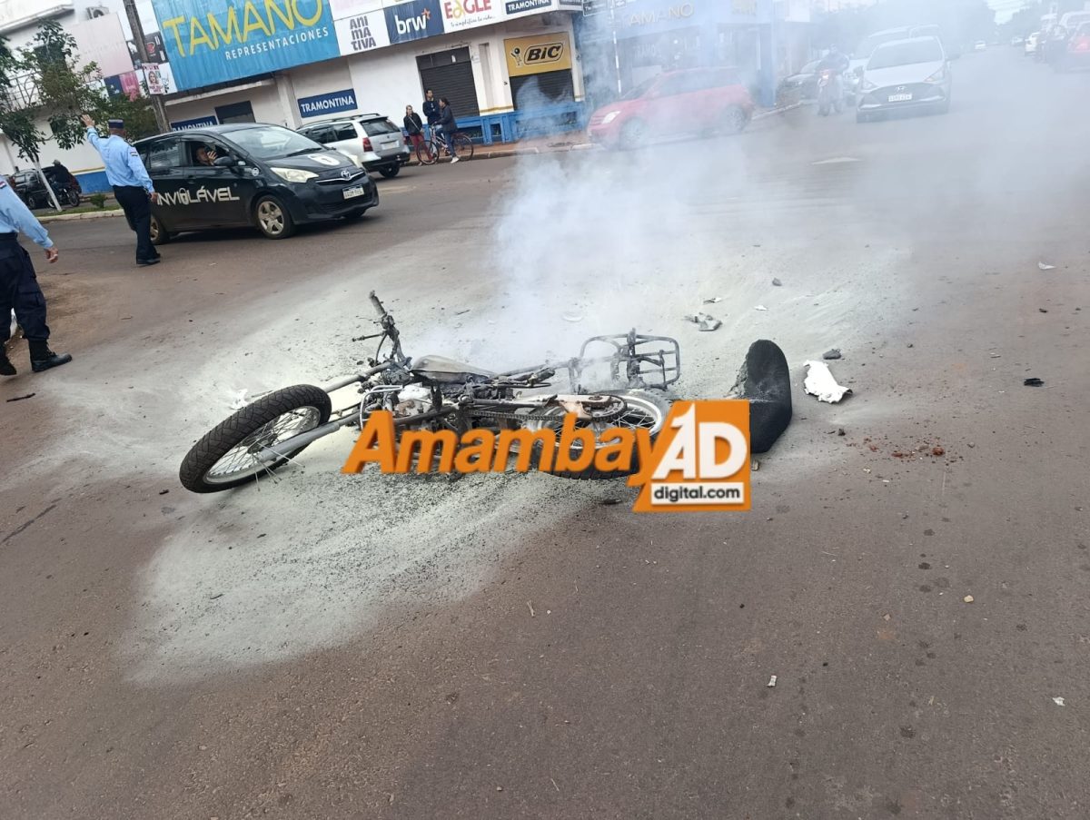 Motociclista resulta herido tras choque y su biciclo queda completamente calcinado