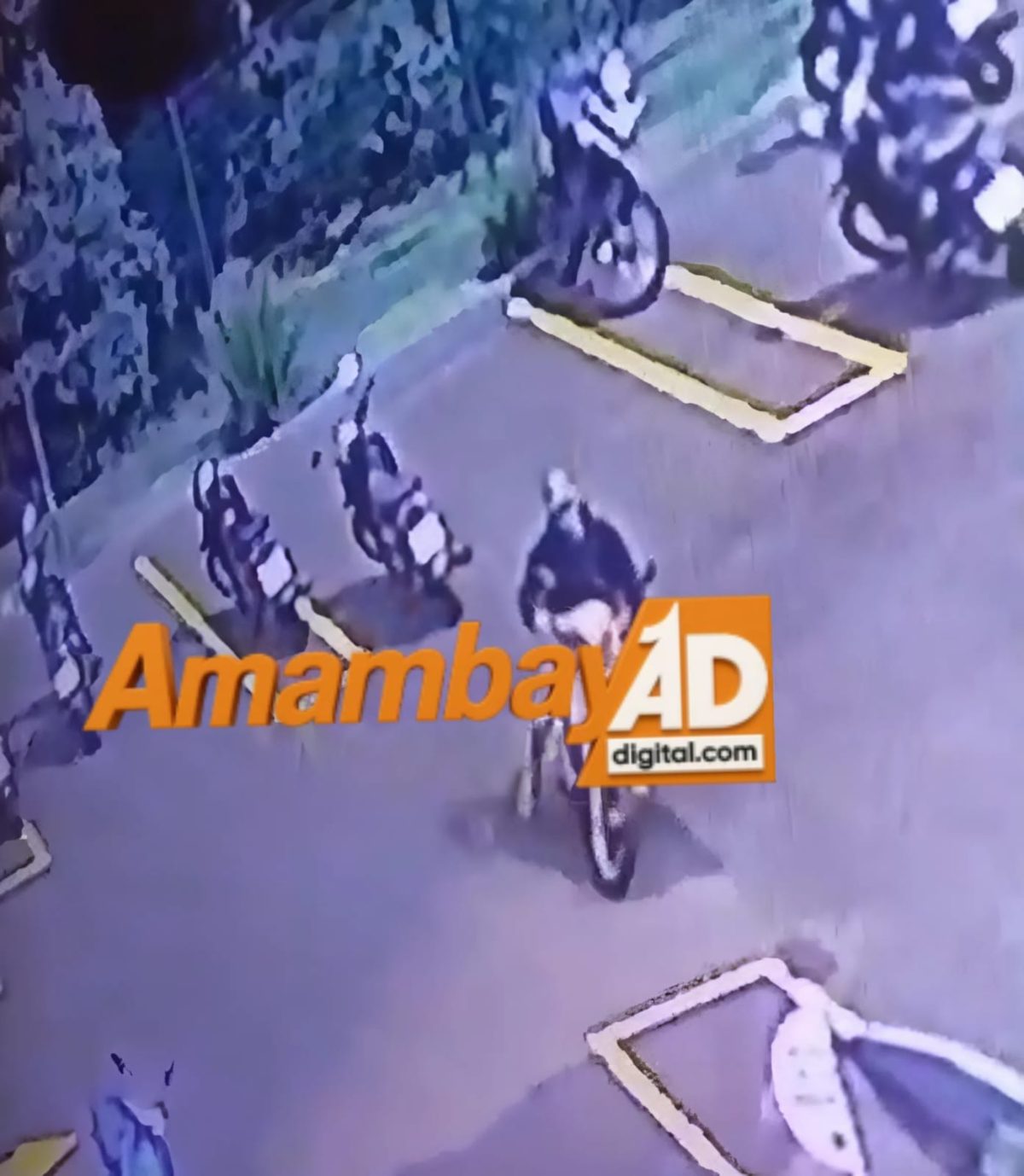 Hurtan motocicleta de una funcionaria de un supermercado