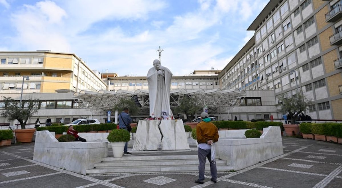 León XIV recibirá el alta médica y volverá al Vaticano hoy