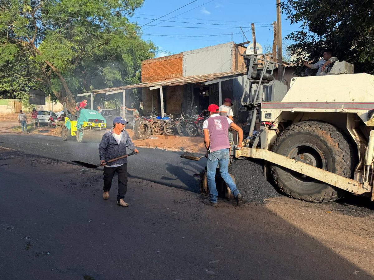 Asfaltan la principal vía de acceso al barrio General Genés