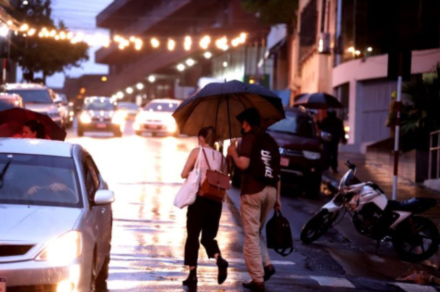 Anuncian que sistema de tormentas persiste y se extiende sobre gran parte del país este miércoles