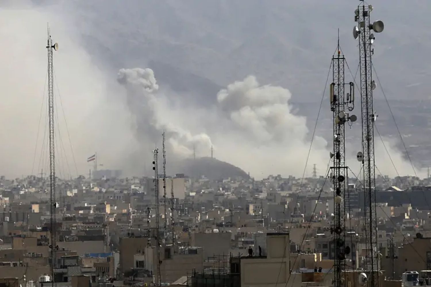 EE.UU. e Israel bombardean sedes del gobierno de Irán, y Teherán responde con ataques en toda la región