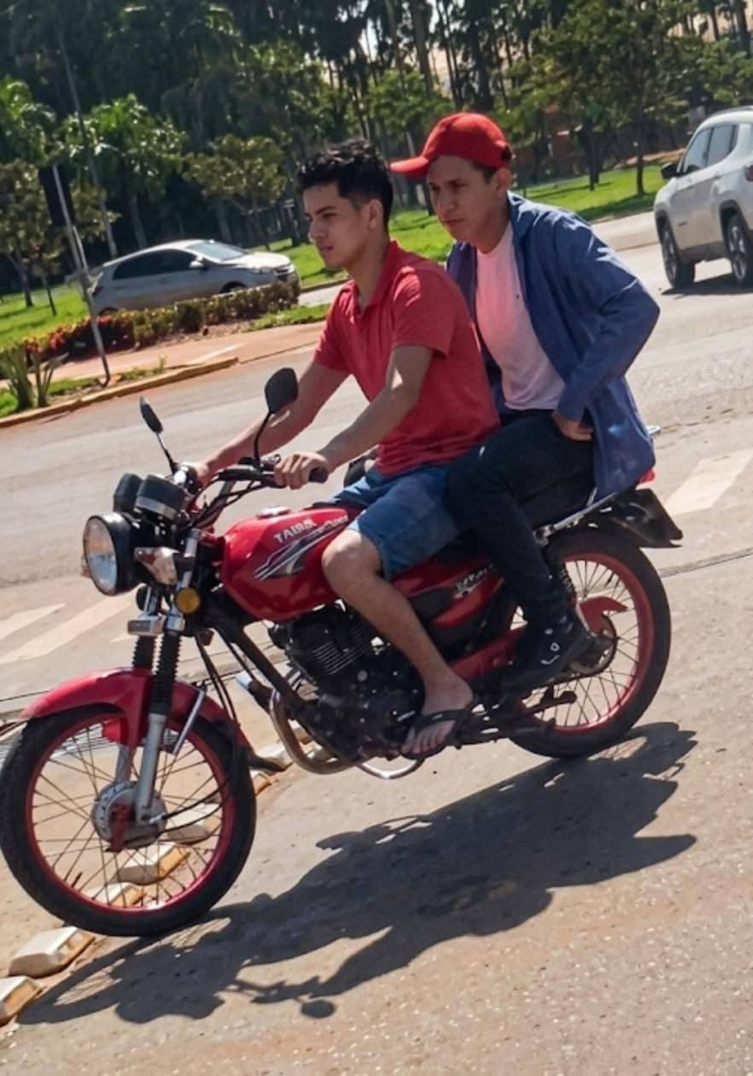 Tras ser reconocido en cámaras, sospechoso de hurto de motocicleta se entrega a la Policía