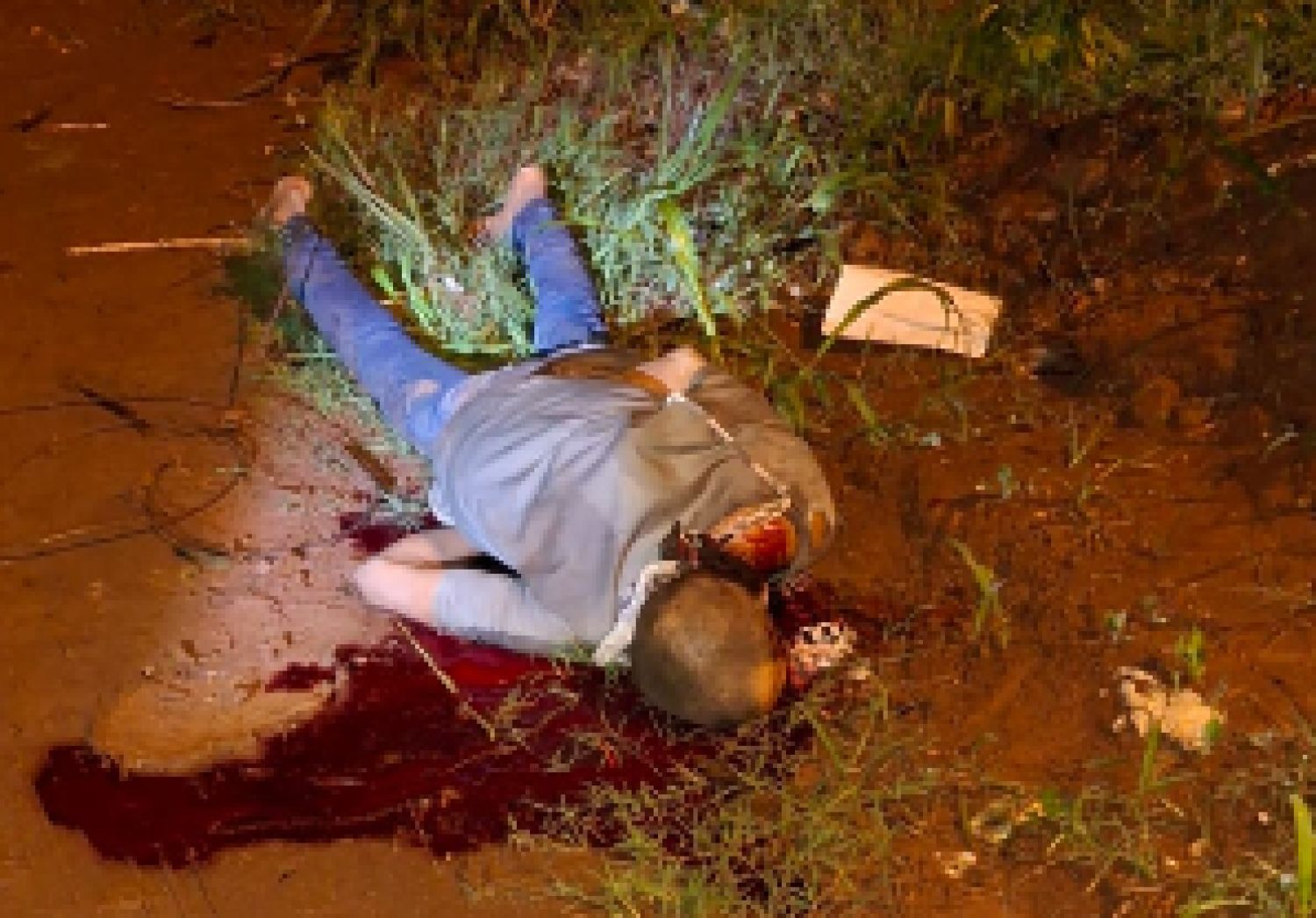 Hallan cuerpo ensangrentado con mensaje de "Justicieros"