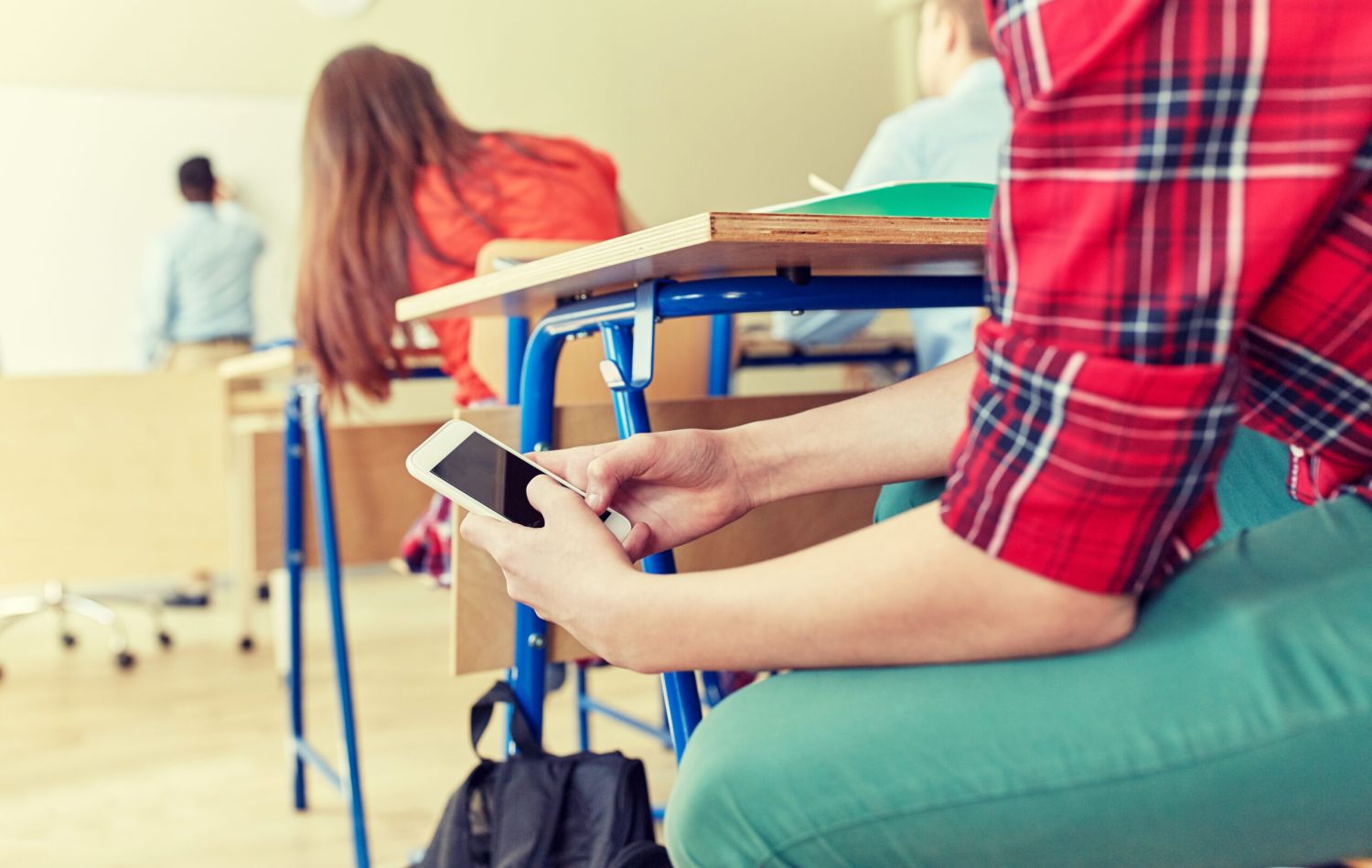 El intruso en el aula: Cuando el celular silencia el aprendizaje