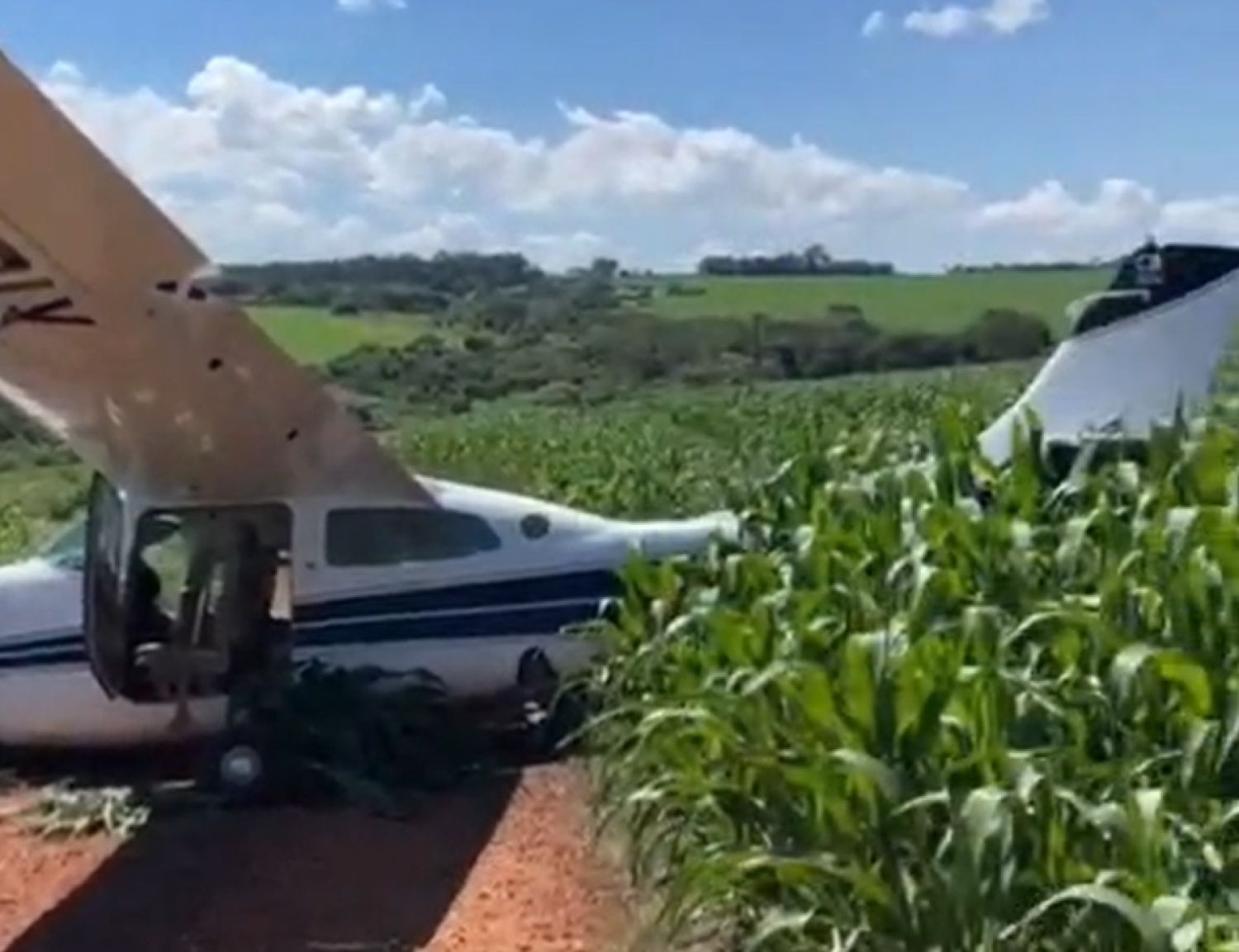 Avioneta realiza aterrizaje forzoso en una finca de Antônio João